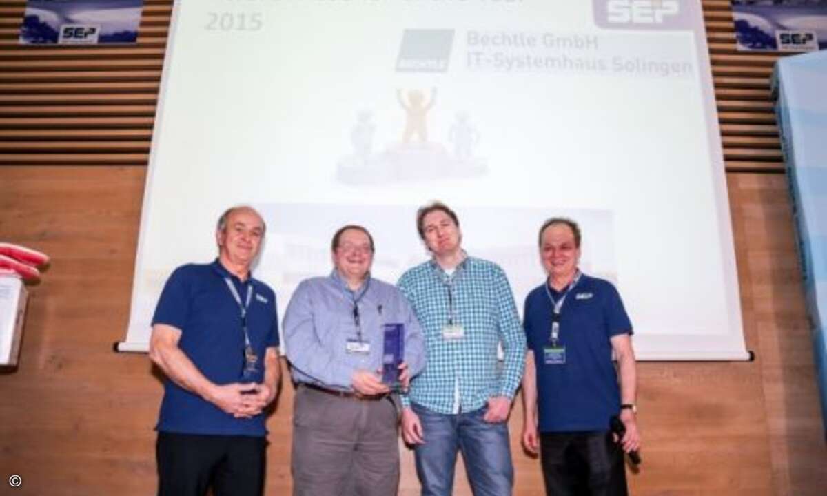 Thomas Michael Müller und Sven Büchsenschütz von Bechtle (in der Mitte) erhalten den »Reseller of the Year«-Award von Georg Moosreiner (links) und Hartmut Birke (rechts) (Foto: SEP)