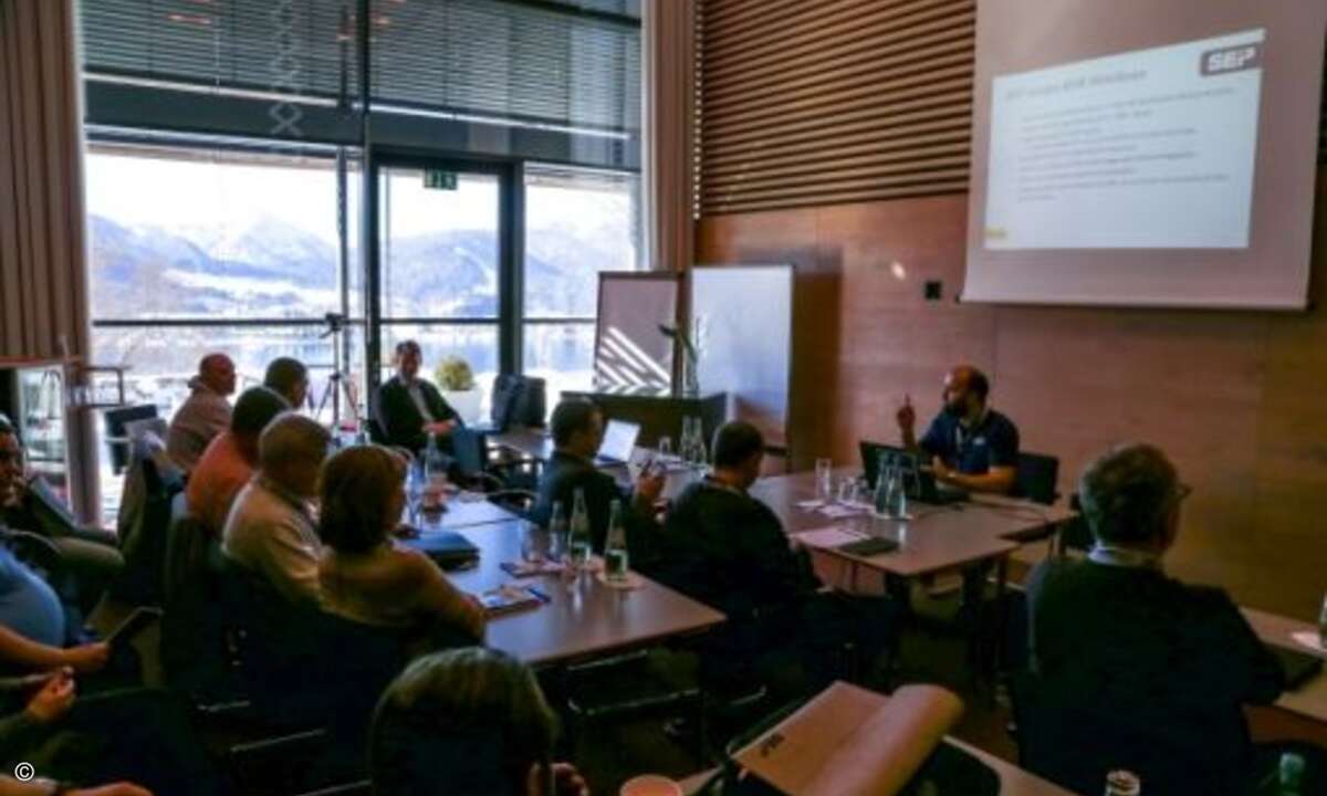 Jetzt nur nicht vom Alpen-Panorama vor dem Fenster ablenken lassen (Foto: SEP)