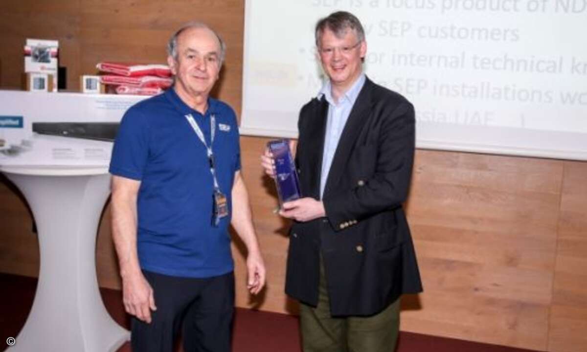 Tim Heywood, Gründer von NDS8, erhält den »Top Competency Award« von Georg Moosreiner (Foto: SEP)