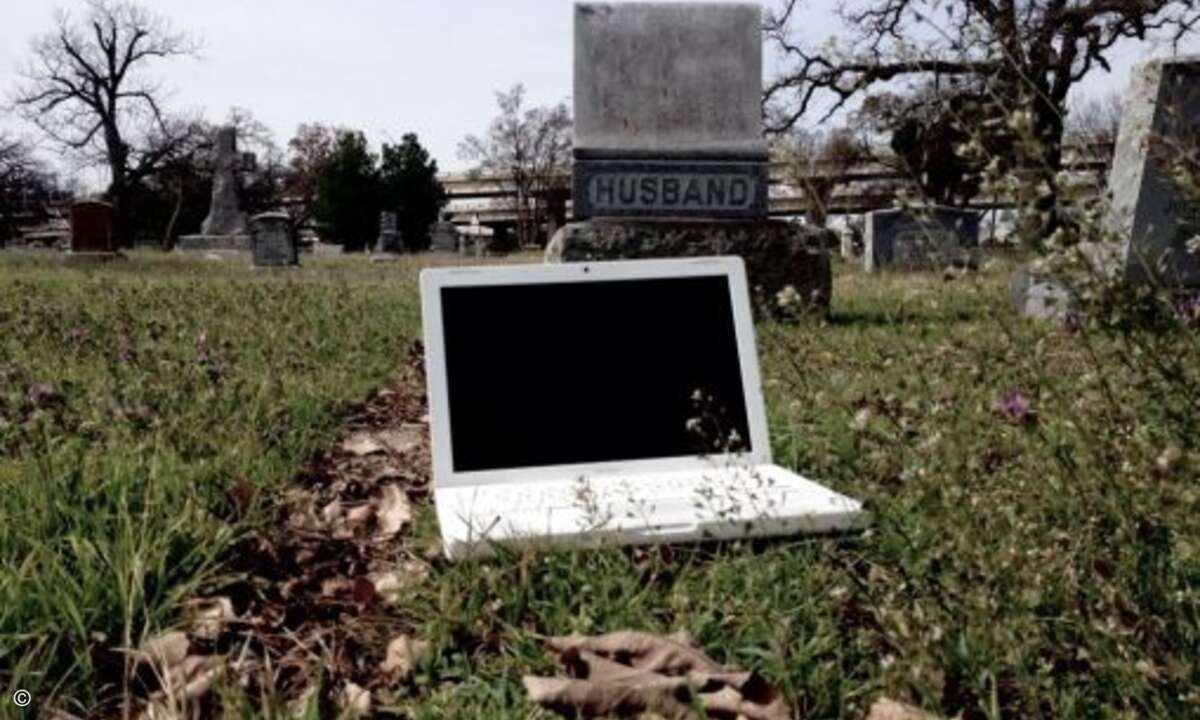 Auf diesem Friedhof hat der Besitzer das MacBook angeblich eines Nachts vergessen (Foto: Screenshot eBay)