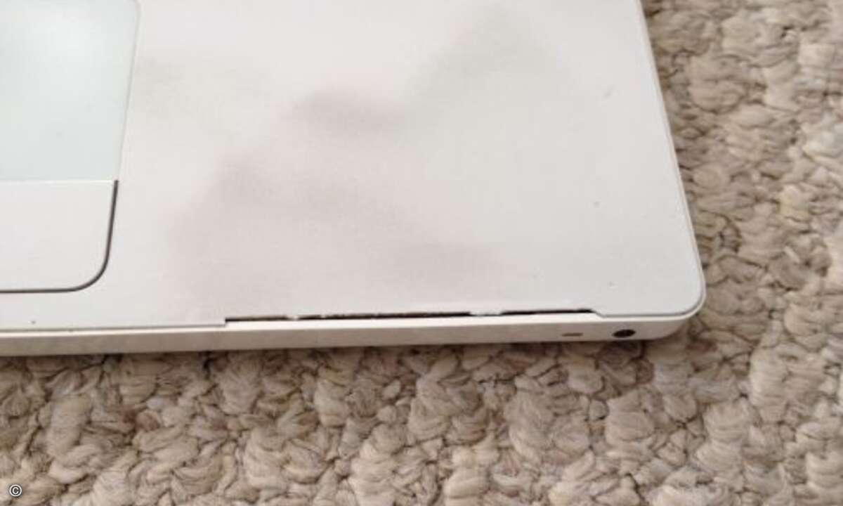 Manchmal ist der Geist auch wütend und versucht aus seinem Gefängnis in der Apple-Welt auszubrechen. Resultat: Zerbrochene Gehäuseteile (Foto: Screenshot eBay)