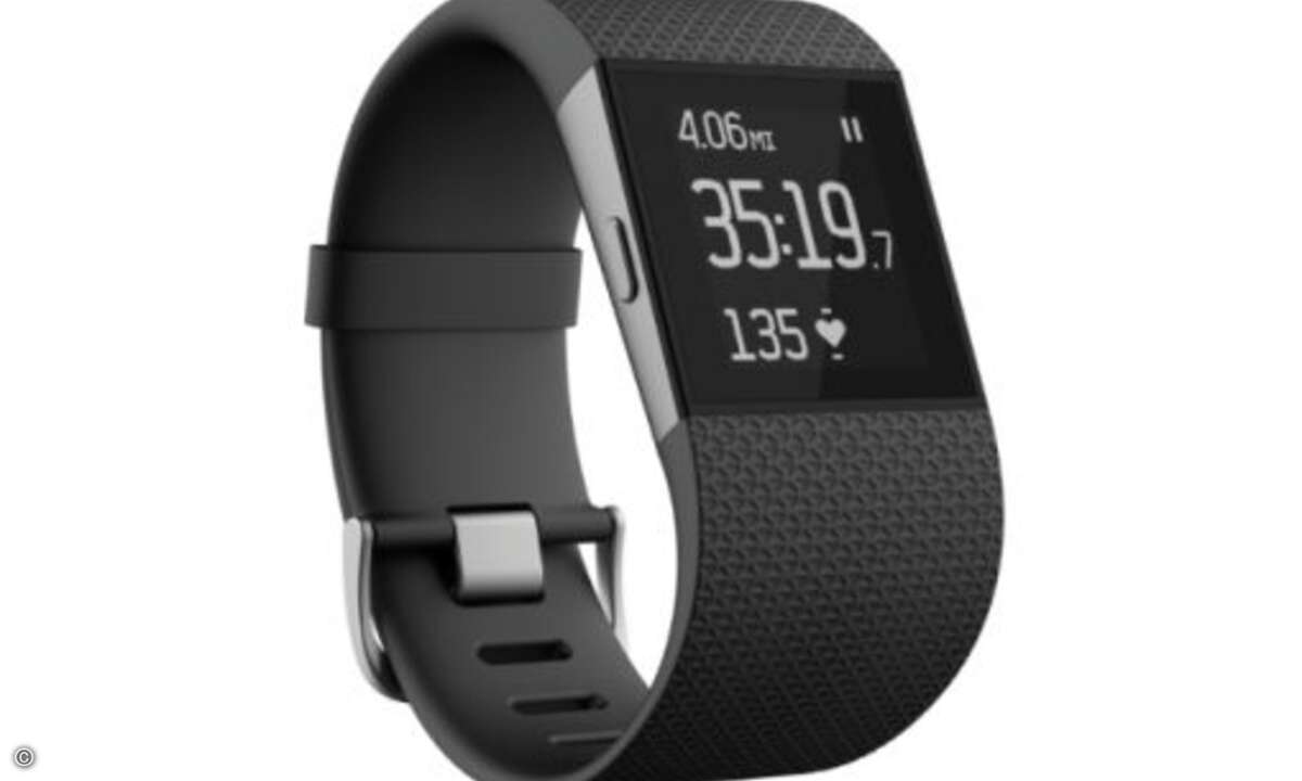 Die Fitbit Surge zählt nicht nur Schritte, sondern trackt auch Geschwindigkeit, zurückgelegte Entfernungen und Puls (Foto: Fitbit)