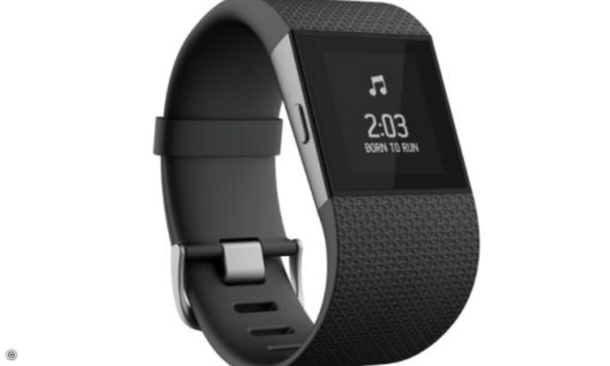 Die Musikwiedergabe auf dem Smartphone lässt sich über die Smartwatch steuern (Foto: Fitbit)