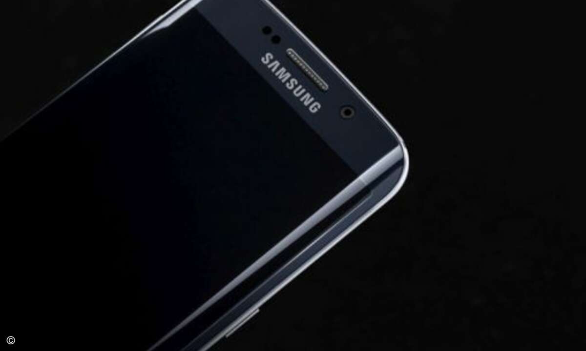 Das S6 Edga verfügt zusätzlich über Displaybiegungen auf beiden Seiten, die zusätzlich Inhalte darstellen (Foto: Samsung)