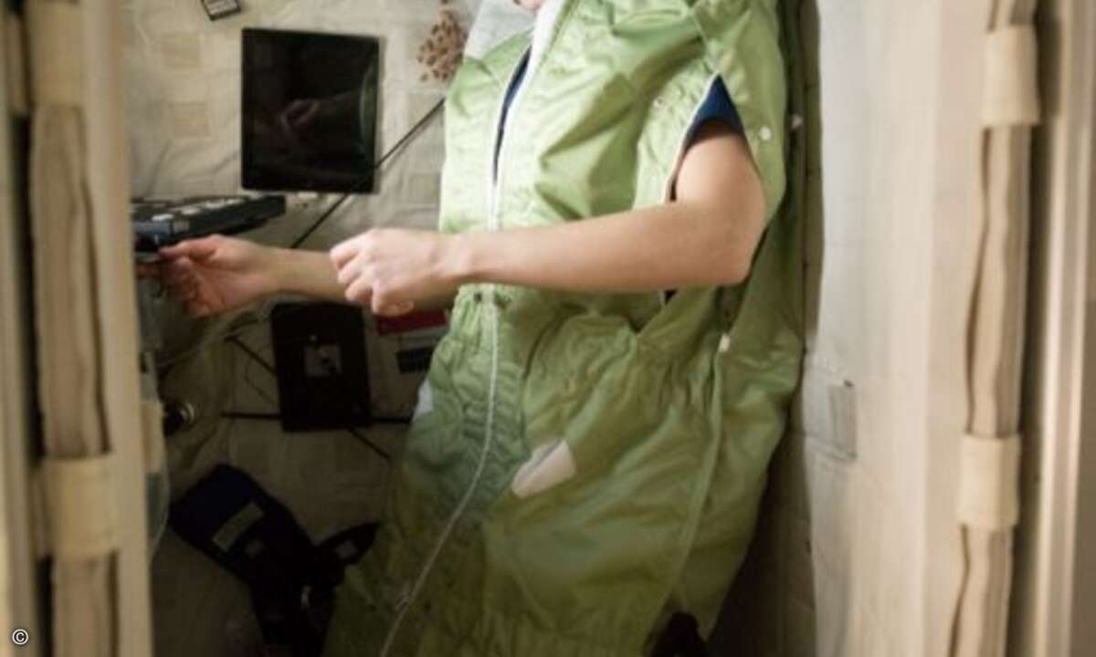 Astronautin Cristoforetti in Schlafposition. Der Schlafsack ist an der Wand befestigt und schützt den Schlafenden vor der Schwerelosigkeit. (Foto: Nasa)