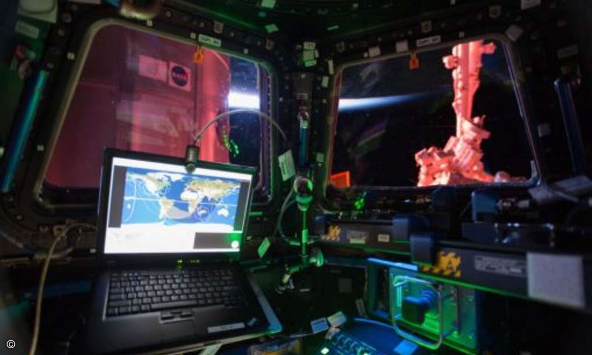 So sieht einer der vielen Arbeitsplätze auf der ISS aus. (Foto: Nasa)
