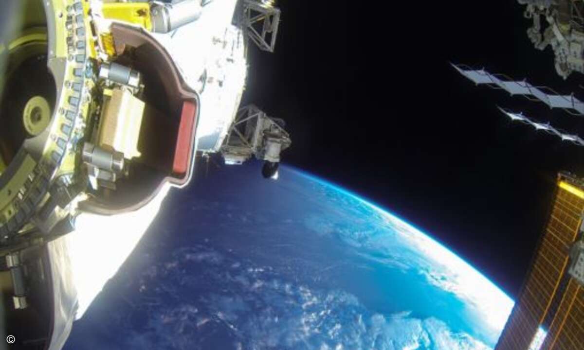 Der Ausblick auf die Erde und einen Teil der ISS. Wahnsinn wie klein die Erde wirken kann. (Foto: Nasa)