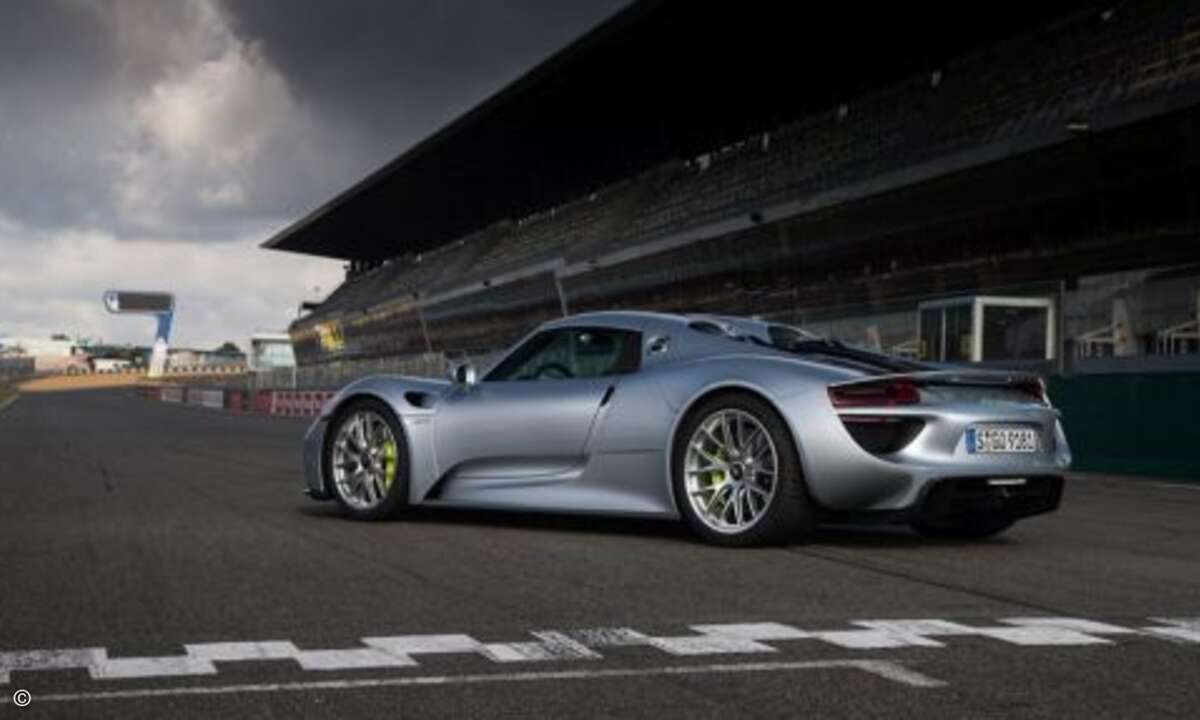 Der Hybrid-Supersportler hat 887 PS, beschleunigt in 2,8 Sekunden von Null auf 100 und kostet 768.026 Euro. (Foto: Porsche)