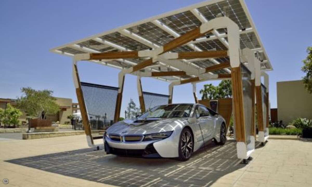 Der BMW i8 ist ab 126.000 Euro zu haben. Er beschleunigt in 4,4 Sekunden auf Tempo 100 und erreicht eine Spitzengeschwindigkeit von 250 km/h. (Foto: BMW)