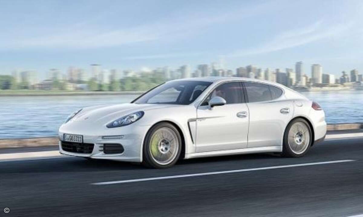 Maximal 36 Kilometer weit soll der voll aufgeladene Porsche Panamera Hybrid rein elektrisch kommen. (Foto: Porsche)