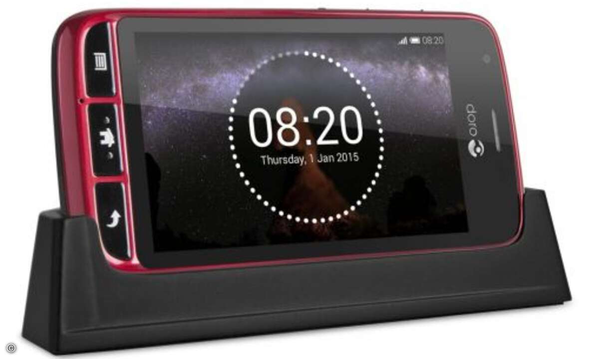 In der Ladestation kann das Smartphone gleichzeitig als Uhr, Wecker oder als Auidoplayer genutzt werden (Bild: Doro)