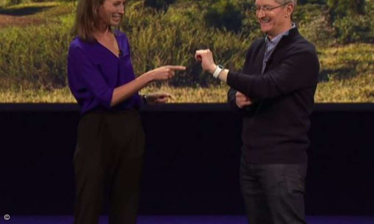 Auf der Keynote von Apple zeigte Tim Cook stolz seine Apple Watch, im neutralen Weiß gehalten (Foto: Apple / Screenshot CRN)