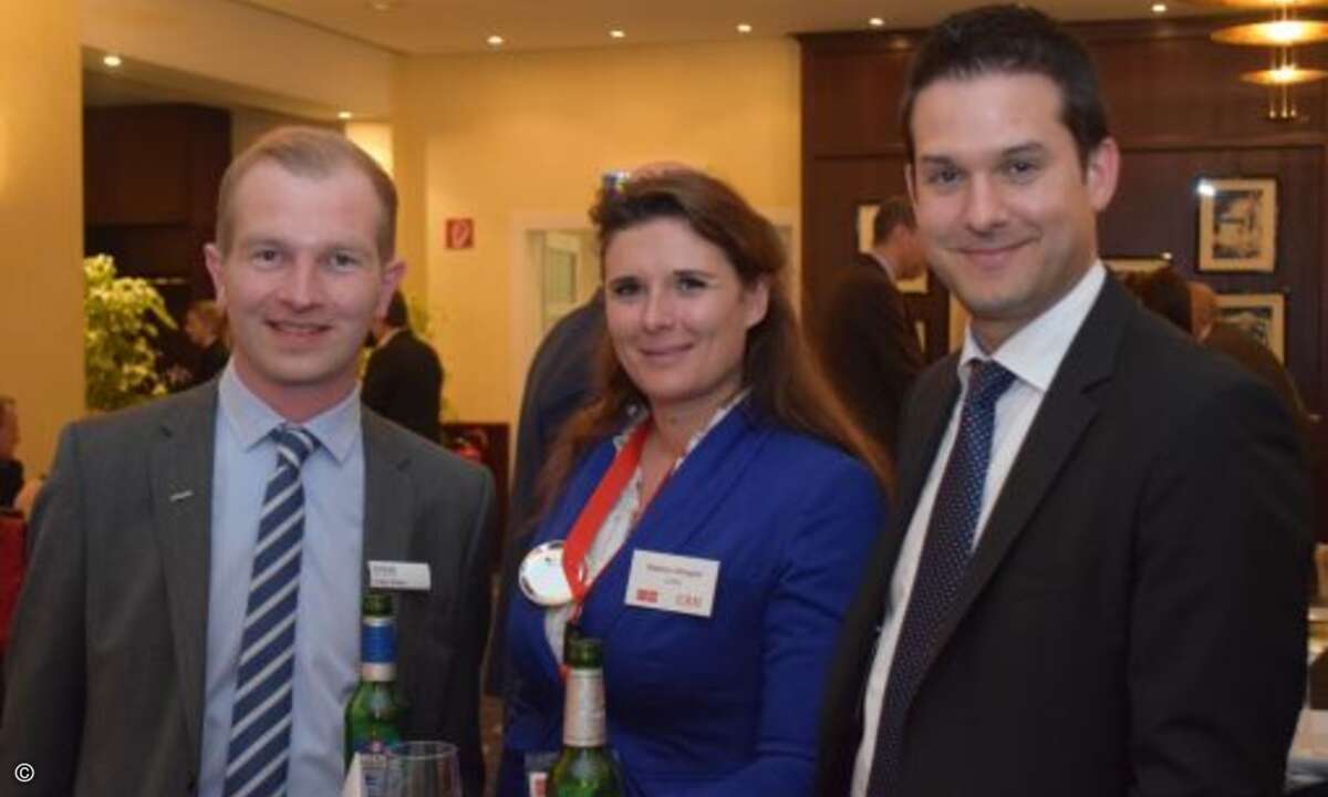 Volker Rotter (Epson), Nadine Stiegler (CRN), zusammen mit einem bekennenden HSV-Fan (ebenfalls Epson)