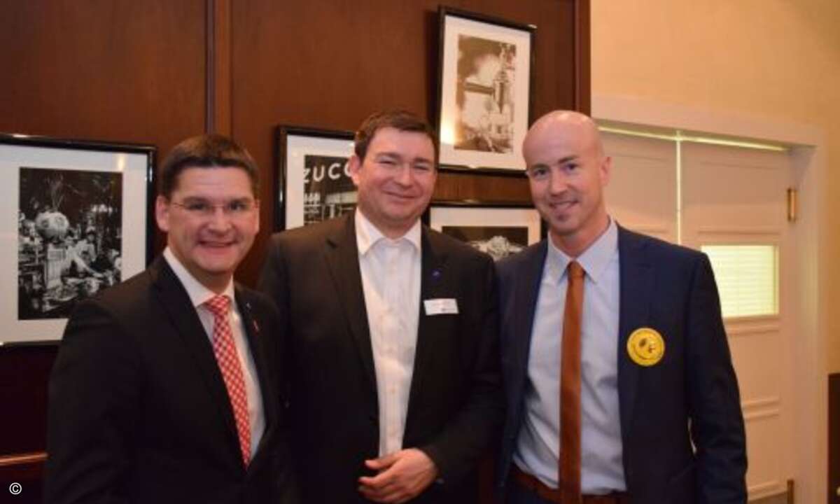 CeBIT-Chef Oliver Frese posiert mit Marius Felzmann (DMAG) und Matthäus Hose für die Kamera