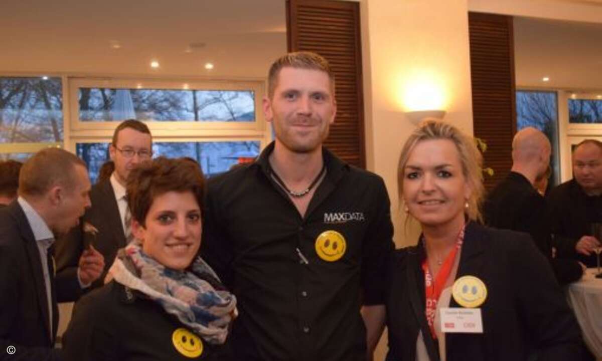 Daniela Hoog und Marcel Castor von Maxdata feierten mit Carolin Schlüter (CRN) den Abschluss des zweiten Messetages