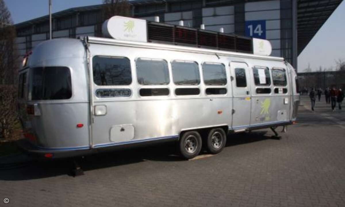 Ein schicker Retro-Bus - leider unbesetzt, sodass wir ihn uns nicht von innen anschauen konnten (Bild: CRN)