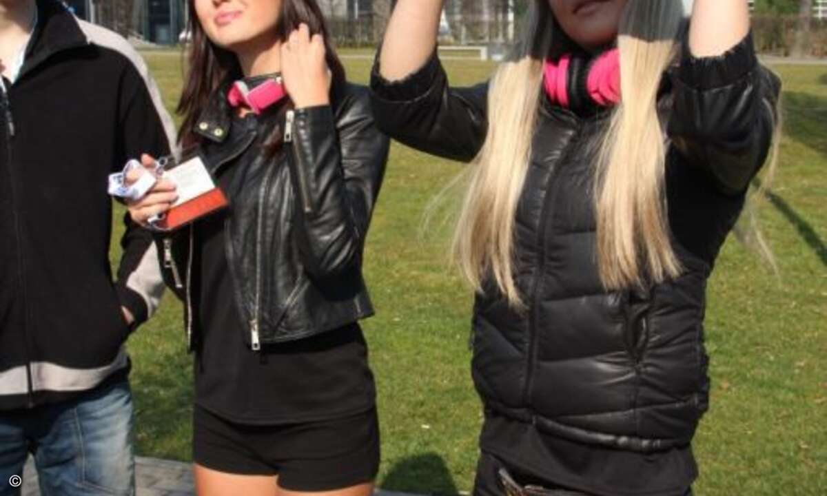 Für die Sonnenfinsternis nahmen sich auch die schönen Promotion-Damen eine Guck-Pause (Bild: CRN)