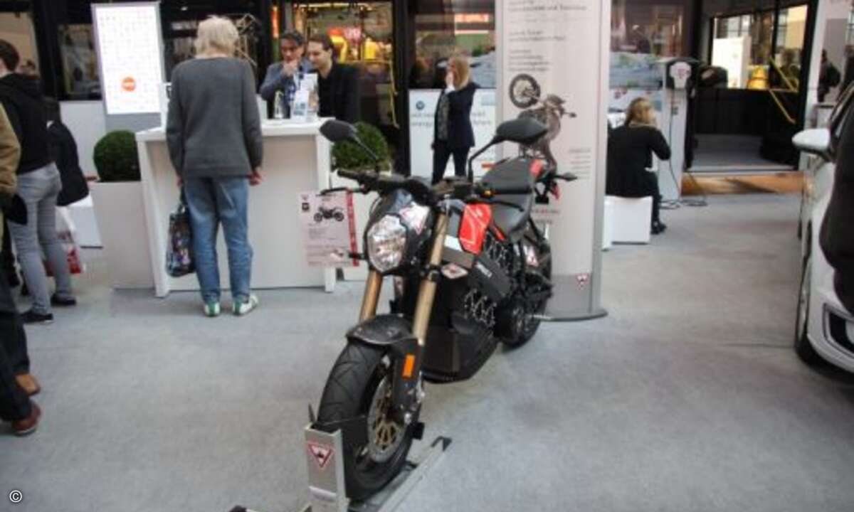 Nicht nur E-Autos gab es auf der Messe zu sehen, sondern auch ein Elektro-Motorrad (Bild: CRN)