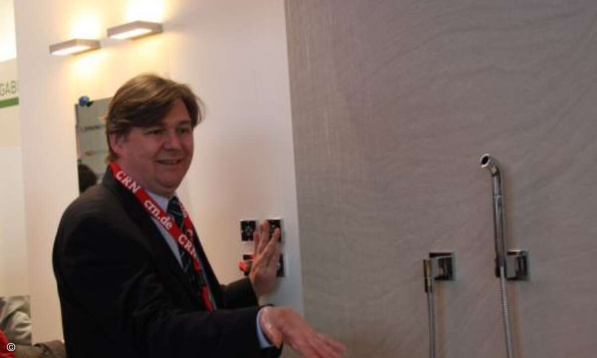 CRN-Redakteur Samba Schulte probiert das digitale Badezimmer aus (Bild: CRN)