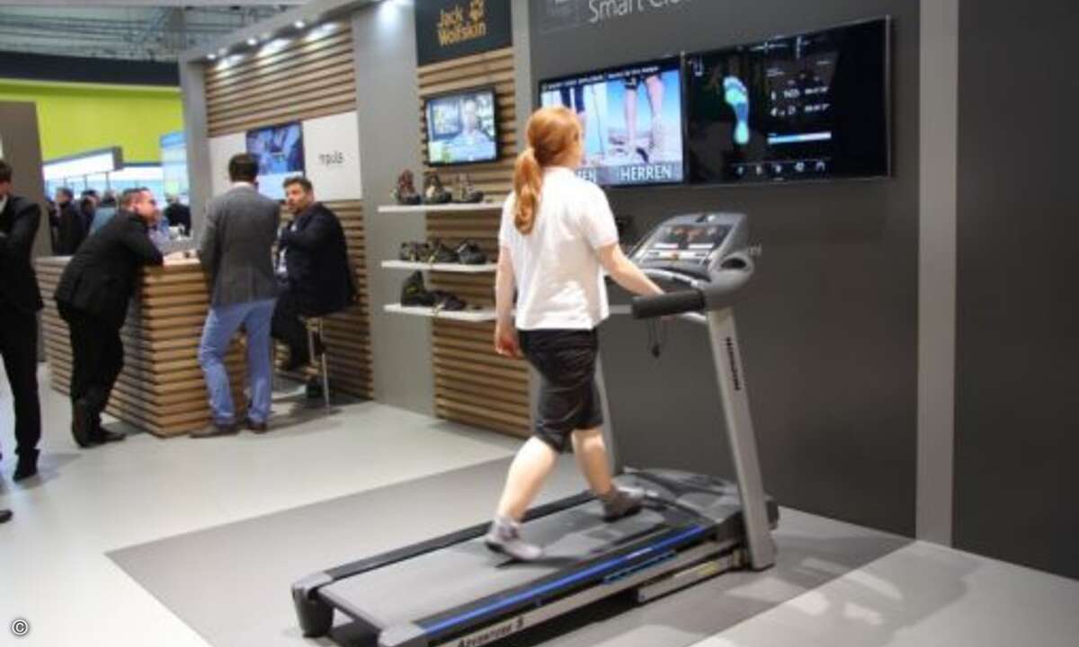 Am Microsoft-Stand konnte man sich trimmen und gleichzeitig seine Fitness tracken (Bild: CRN)