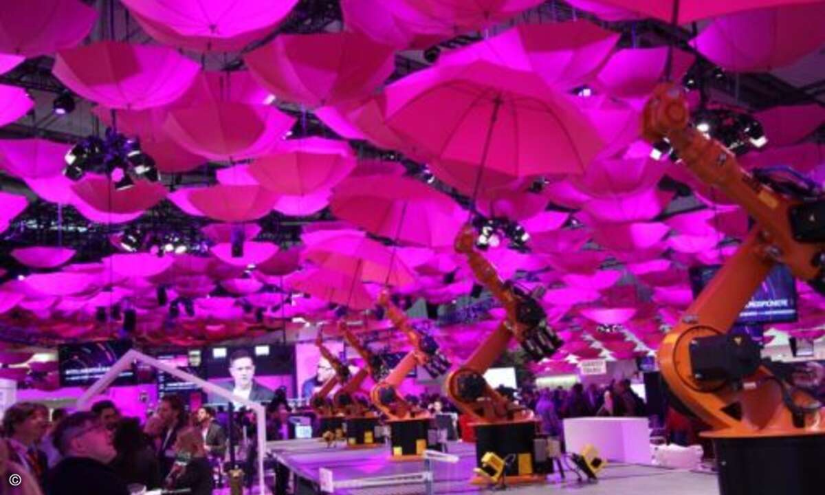Roboter führen am Stand der Telekom ein Regenschirmballett auf (Bild: CRN)
