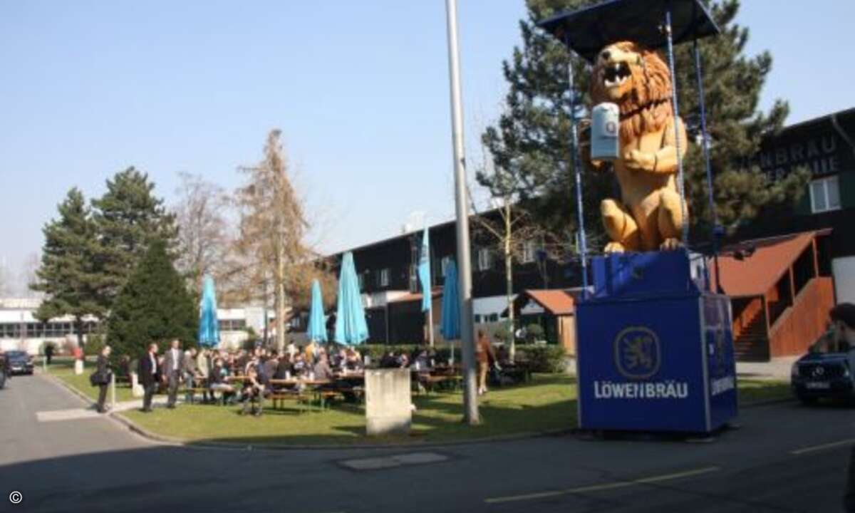 Bayerisches Flair in Hannover: Die Messebesucher sitzen vor der Münchner Halle im Biergarten in der Sonne (Bild: CRN)