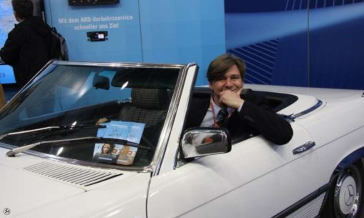 CRN-Reporter Samba Schulte testet das Digitalradio fürs Auto des NDR (Bild: CRN)