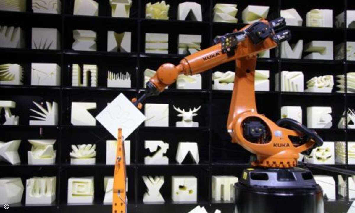 In der CODE_n-Halle fräst der Robochop Kunstobjekte und Möbel (Bild: CRN)