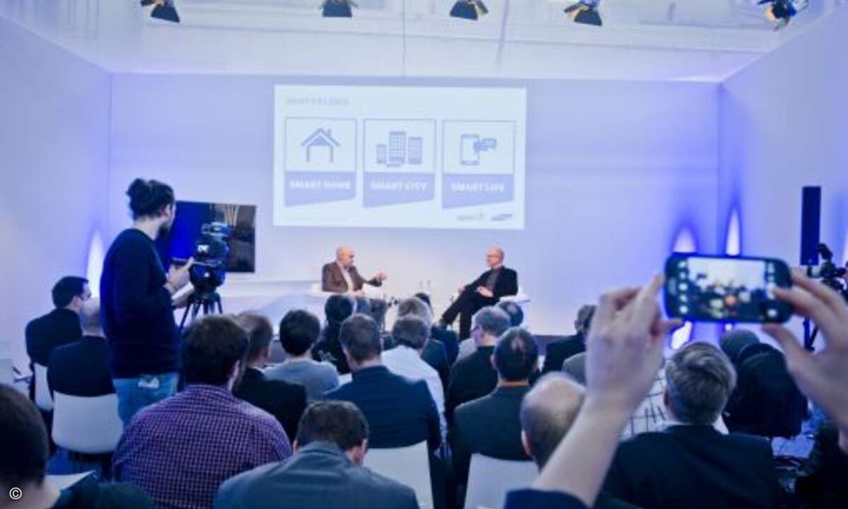 Samsung Marketingchef Georg Rötzer (rechts) beim Kick-Off in Berlin (Foto: Samsung)