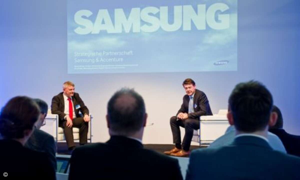 Jörg Besier von Accenture (links) diskutiert mit Martin Böker von Samsung (rechts) (Foto: Samsung)
