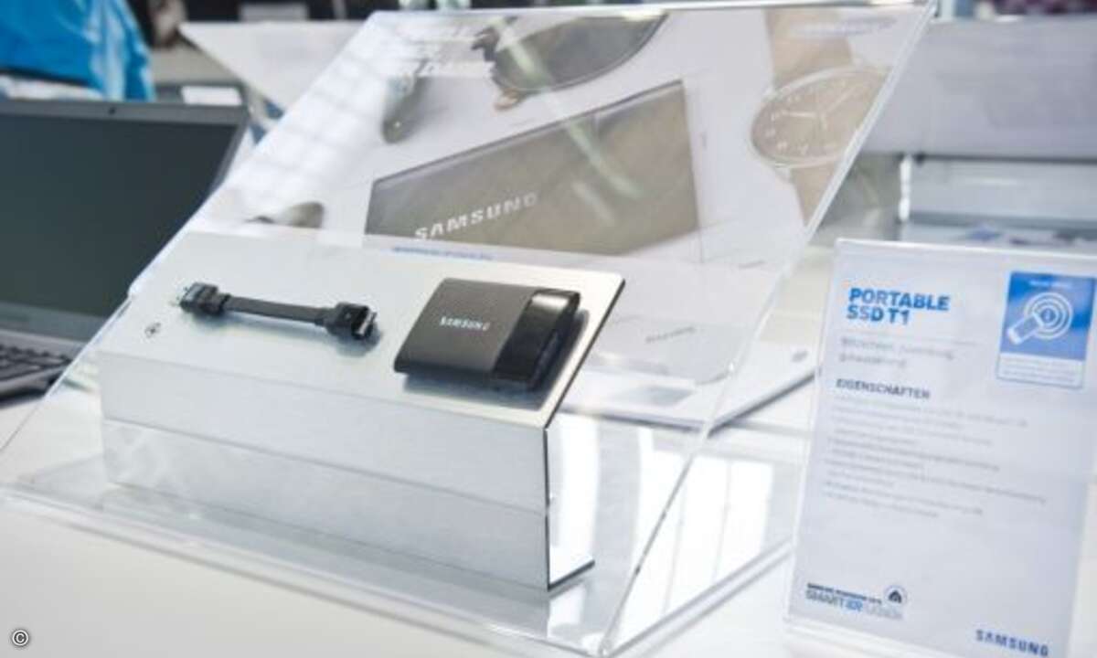 Die Abmessungen einer Visitenkarte und nur 30 Gramm schwer: die ein TByte fassende SSD T1 (Foto: Samsung)