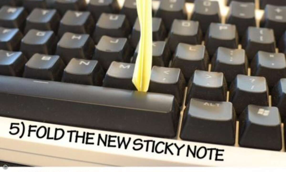 Um die vertikalen Zwischenräume zu reinigen einfach den Notizzettel wie auf dem Bild falten, so dass beide Seiten kleben (Foto: twitter.com/CoolerMaster)