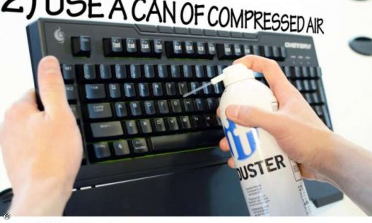 Mit Pressluft den Schmutz zwischen den Tasten entfernen. Die Sprühdose während des Prozederes senkrecht halten, damit keine Flüssigkeit in die Tastatur läuft (Foto: twitter.com/CoolerMaster)
