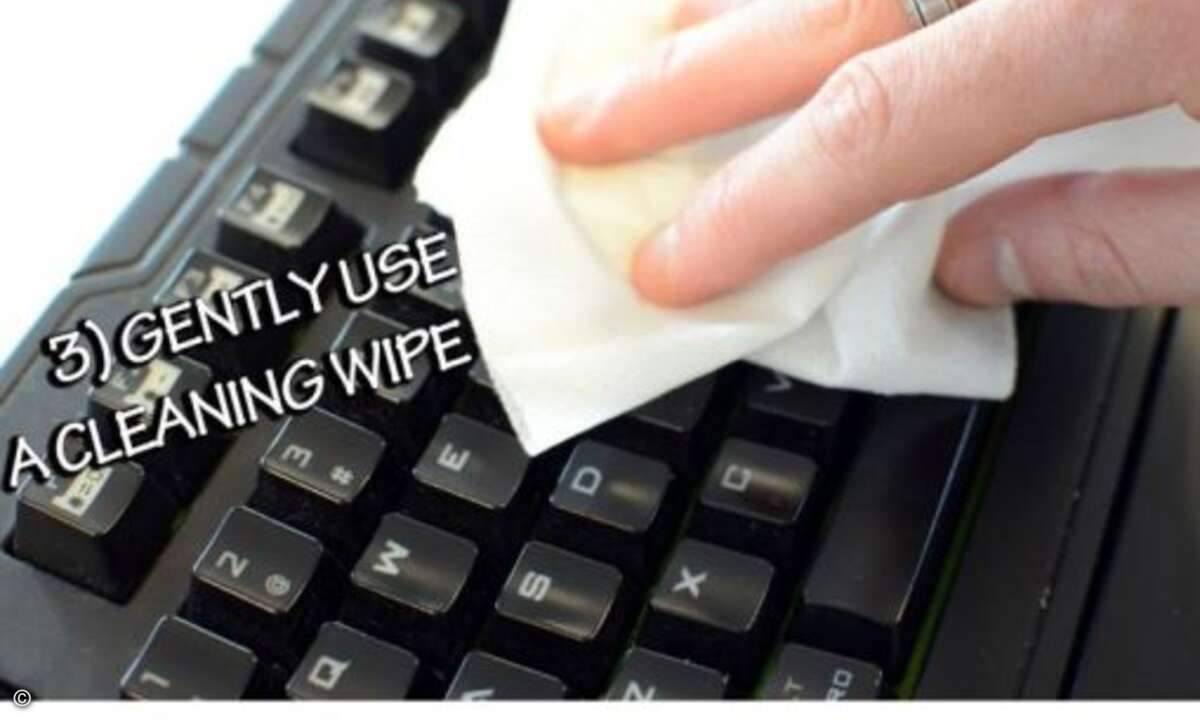 Mit einem feuchten Putztuch vorsichtig über die Tasten wischen (Foto: twitter.com/CoolerMaster)