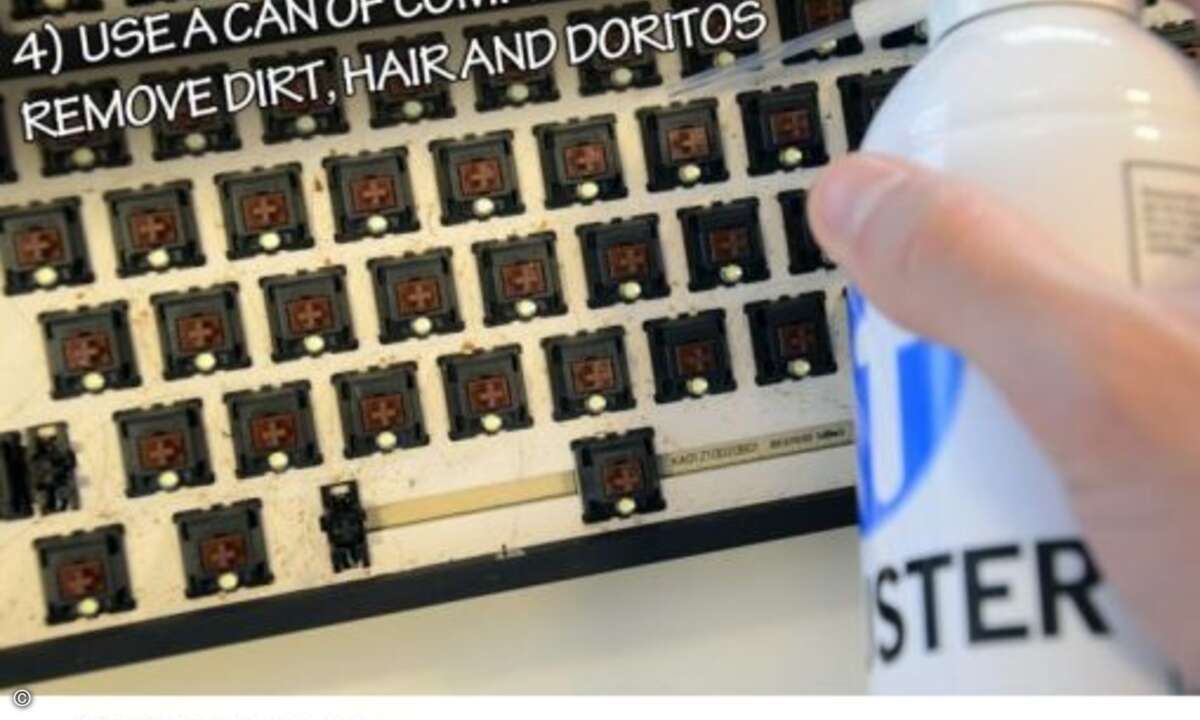 Während die Tasten ihr Bad genießen wird der Korpus der Tastatur mit Pressluft ... (Foto: twitter.com/CoolerMaster)