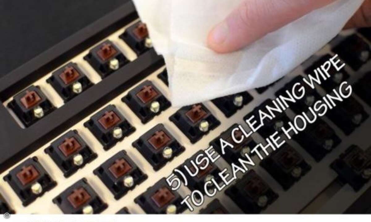 und einem feuchten Putztuch vorsichtig gereinigt (Foto: twitter.com/CoolerMaster)
