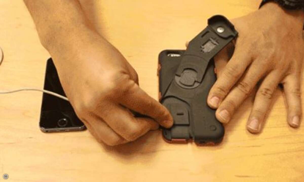 ...schließt man das »CrankCase« über den integrierten USB-Port an das Smartphone an... (Foto: Indiegogo/Ampware)