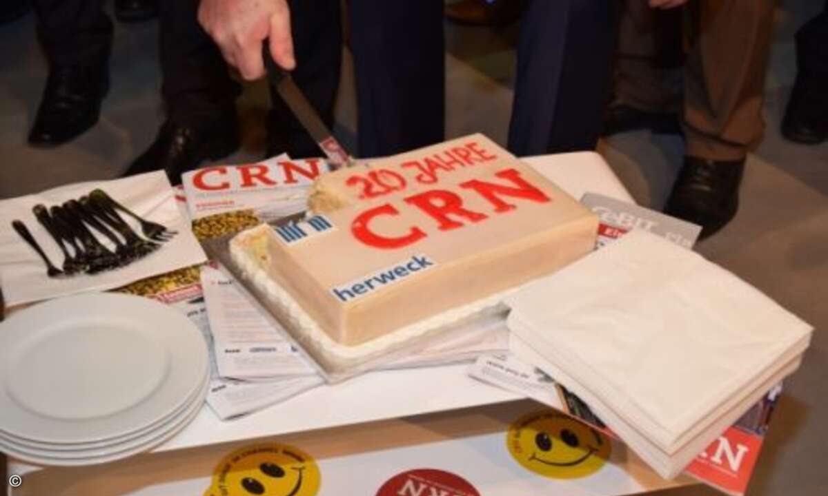 Der von Herweck spendierte Geburtstagskuchen zum 20-jährigen Jubiläum der CRN wird angeschnitten (Foto: CRN)