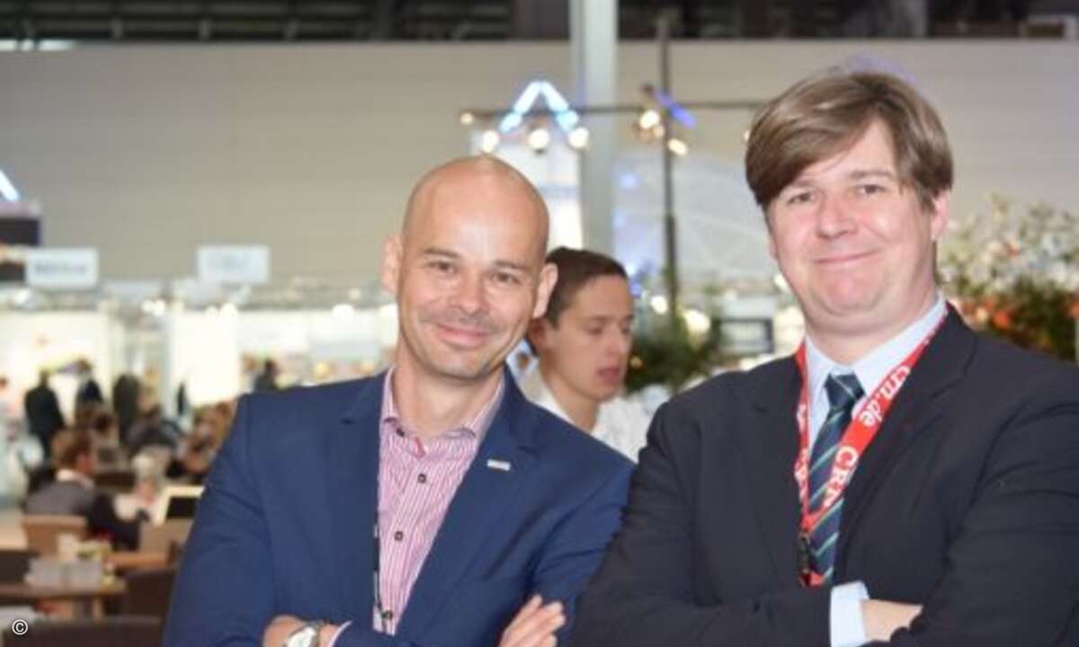 Sven Glatter (comTeam) und Samba Schulte (CRN) beim Posing für Fotos (Foto: CRN)