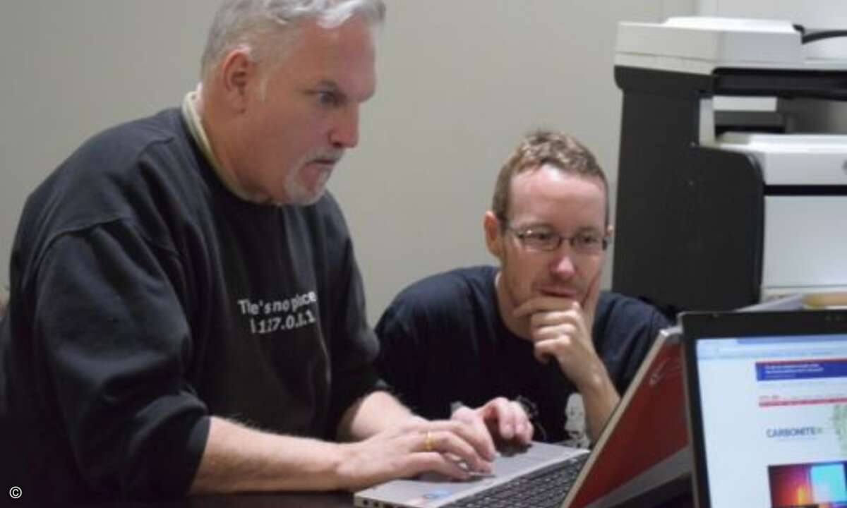 Jörg Andreas (WD) und Daniel Dubsky (CRN) beim Einrichten des NAS für die Redaktion (Foto: CRN)