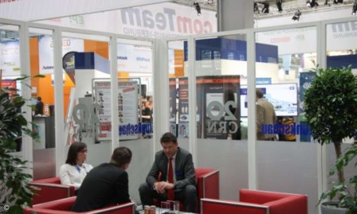 Stefan Adelmann (CRN, vorne) im Gespräch mit Chantal Gilsdorf und Martin Böker (beide Samsung) (Foto: CRN)