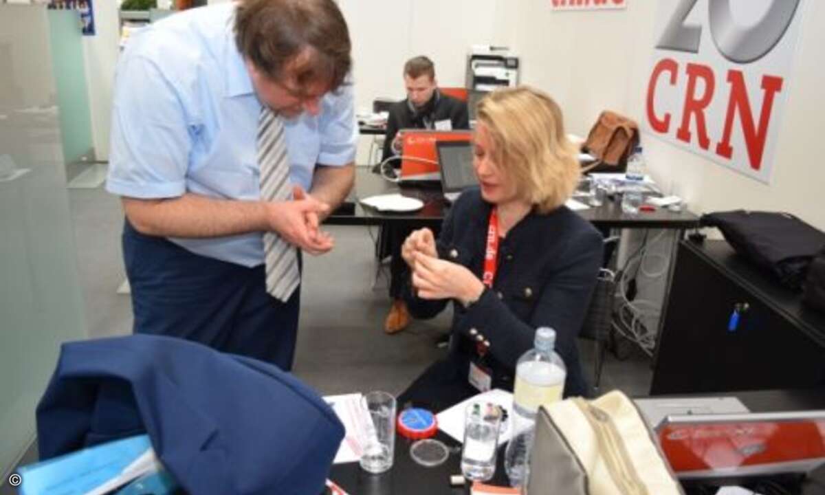 Auch ein abgerissener Jackett-Knopf kann die CRN-Redaktion nicht aufhalten: Lars Bube mit Michaela Wurm um Unterstützung (Foto: CRN)