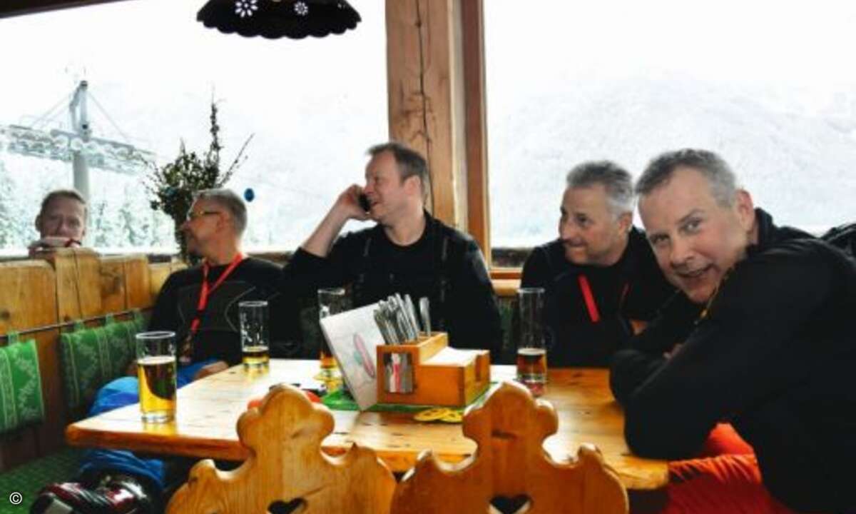Auf der Hütte wurde sich von der Piste erholt, genetzwerkt und bei einem kühlen Blonden entspannt