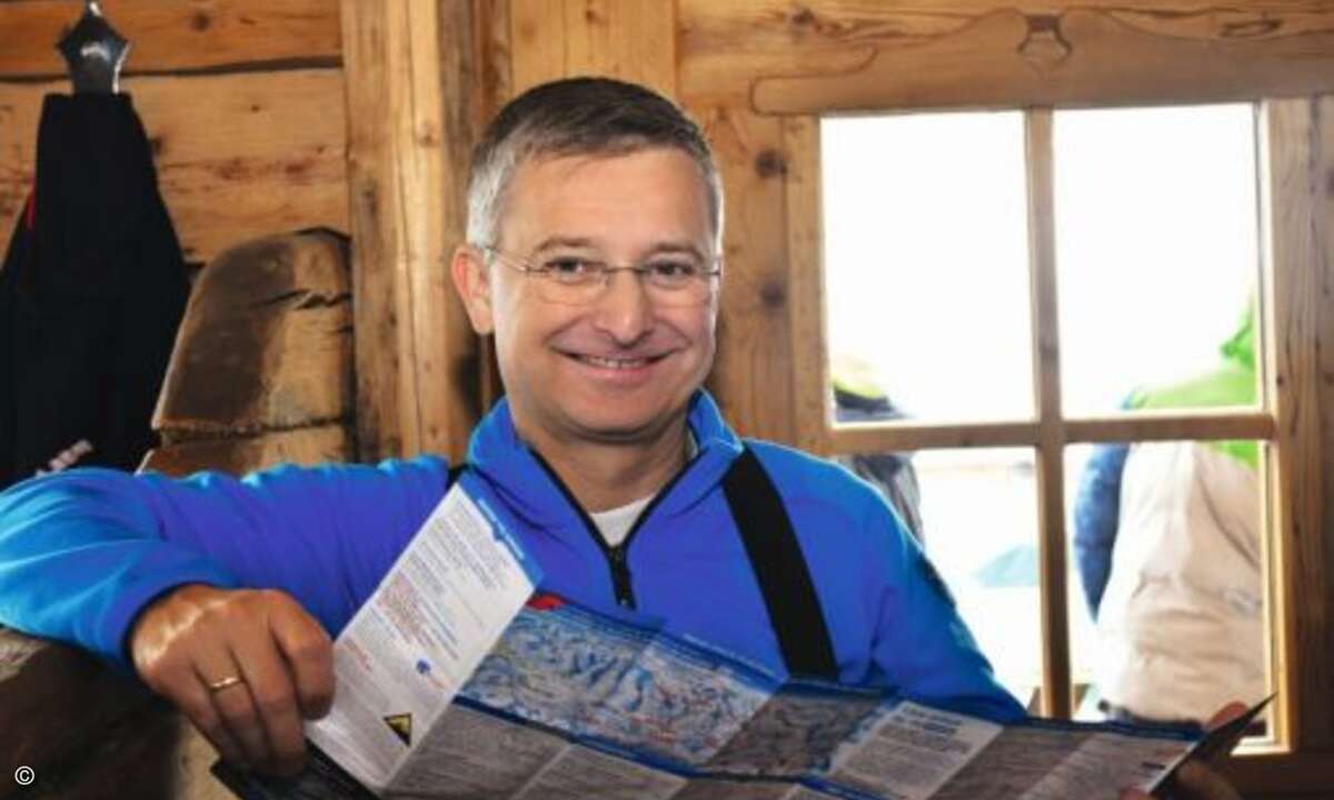 Thomas Jell, Channelchef von TP-Link, studiert noch einmal die Pistenkarte