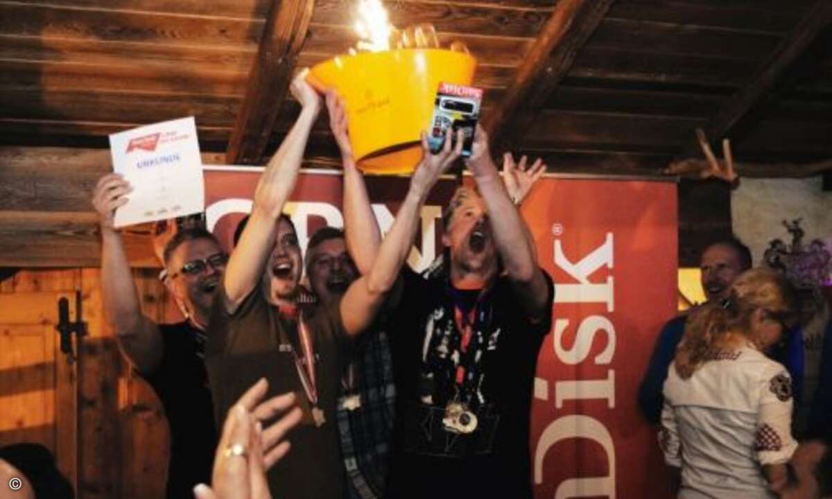 Das Team vom Donnerstagsclub wurde seiner Favoriten-rolle gerecht. Die Belohnung: Eine Flasche Schampus und viele Glückwünsche