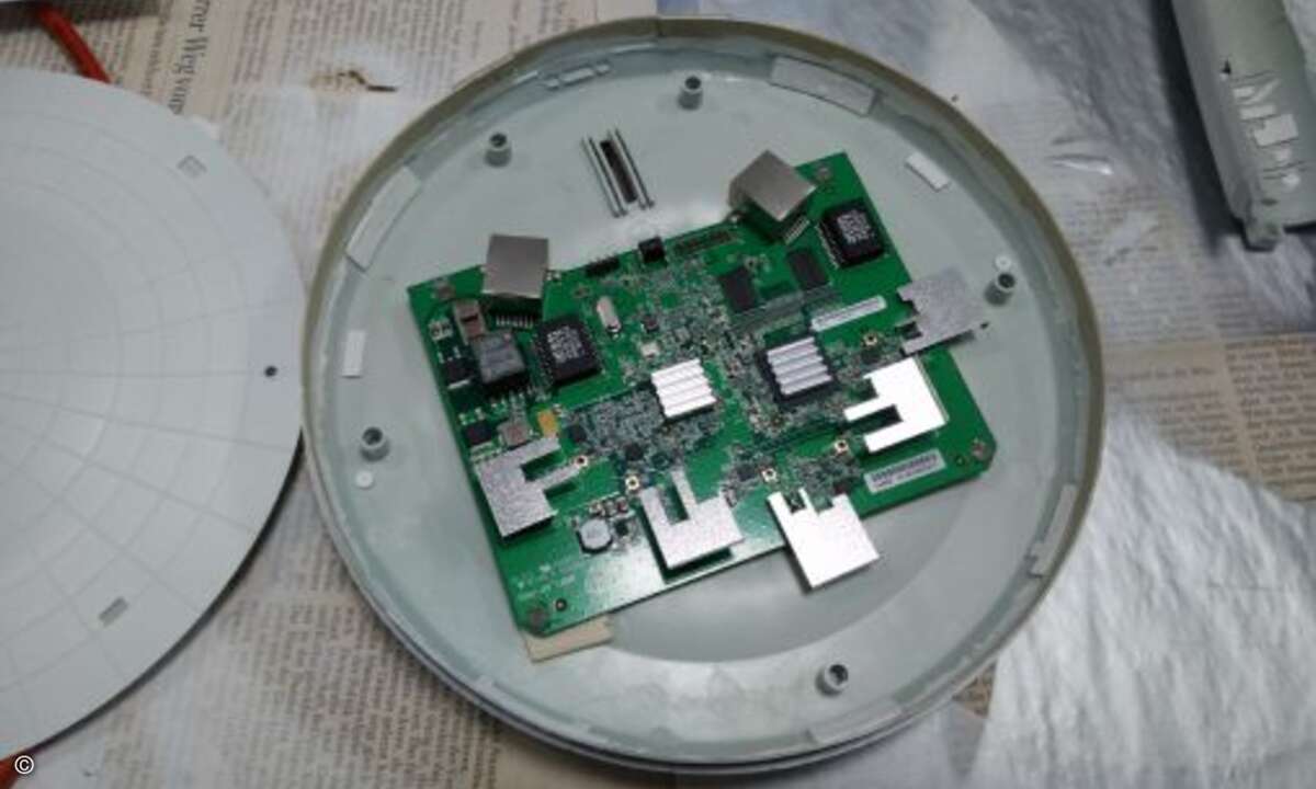 Das Innenleben des Acess Points verschwindet beinahe perfekt in der Scheibe der Enterprise (Foto: Kauch und Schwarz)