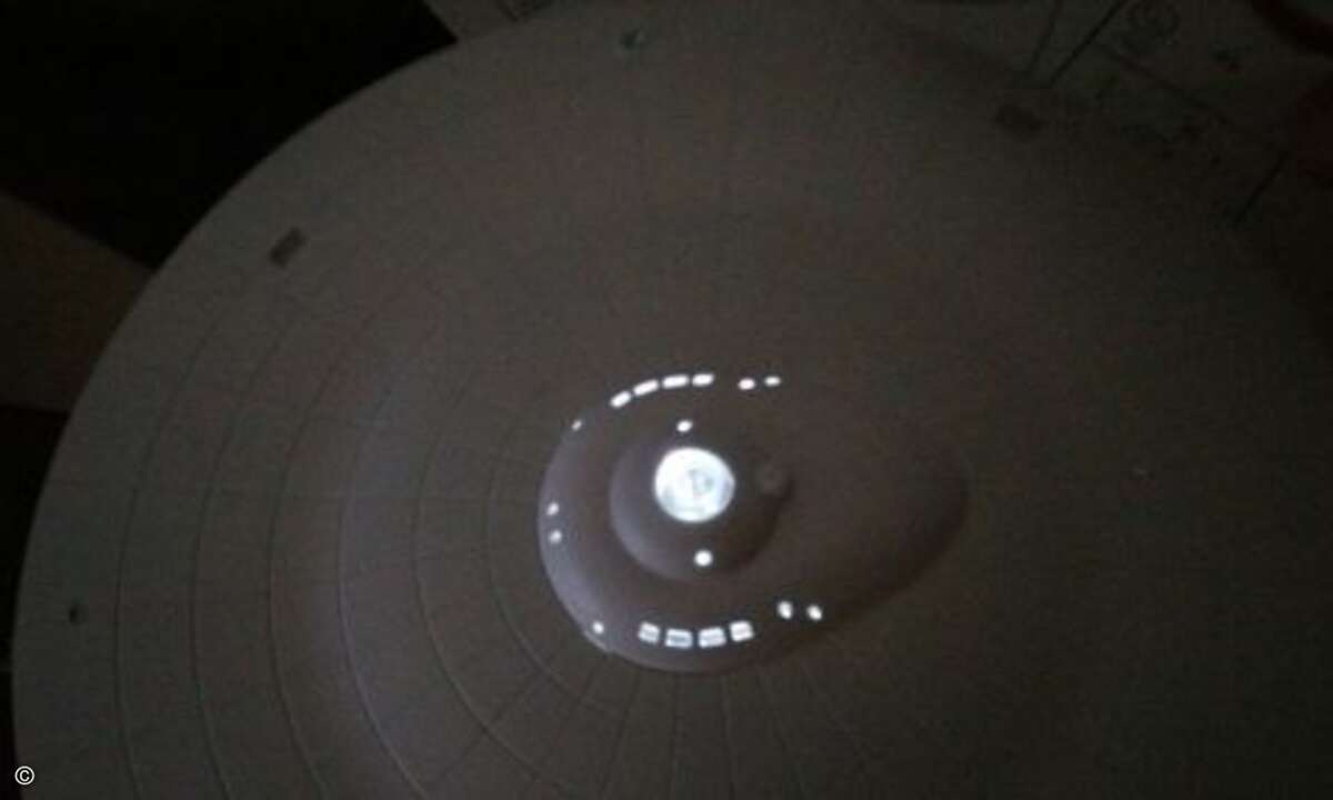 Schönes Detail: Indem sie die Fenster freigelassen haben, werden sie durch die LEDs des Access Points von innen beleuchtet (Foto: Kauch und Schwarz)
