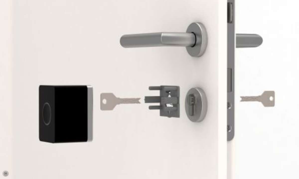 Das smarte Türschloss funktioniert ohne Schlüssel (No Key). Es wird an der Innenseite der Haustür auf das vorhandene Schloss aufgesetzt ohne dass zusätzliche Umbaumaßnahmen nötig sind (Bild: Noki)