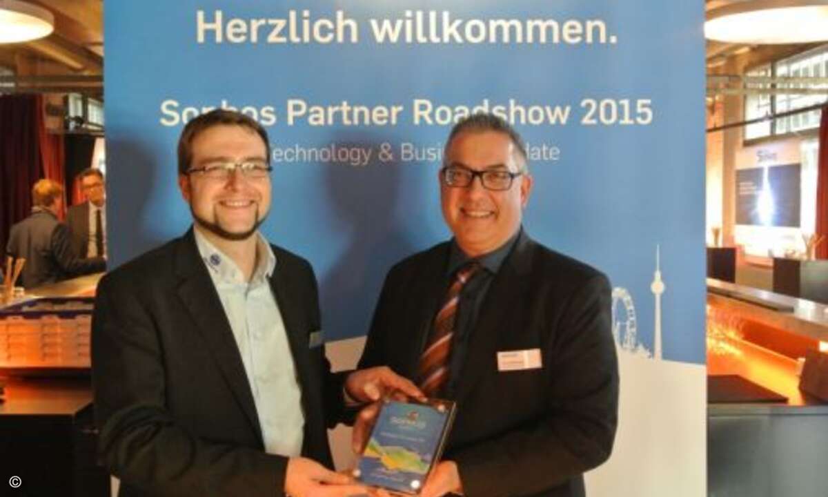 Thomas Kretzschmar (Infinigate) erhält die neue Distributionsplakette von Andrej Massaro (Sophos) (Foto: Sophos)