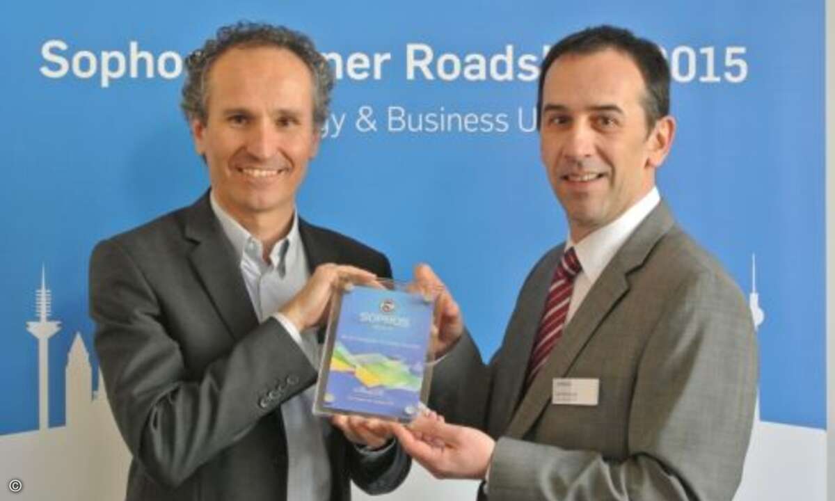Martin Wieser (Dicom) nimmt die neue Distributionsplakette von Manfred Koller (Sophos) entgegen (Foto: Sophos)